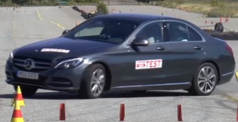 Video: Mercedes C350e zawodzi w teście łosia