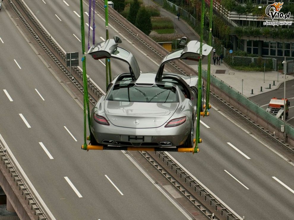Mercedes SLS AMG Gullwing - nietypowy lot muzeum Stuttgard
