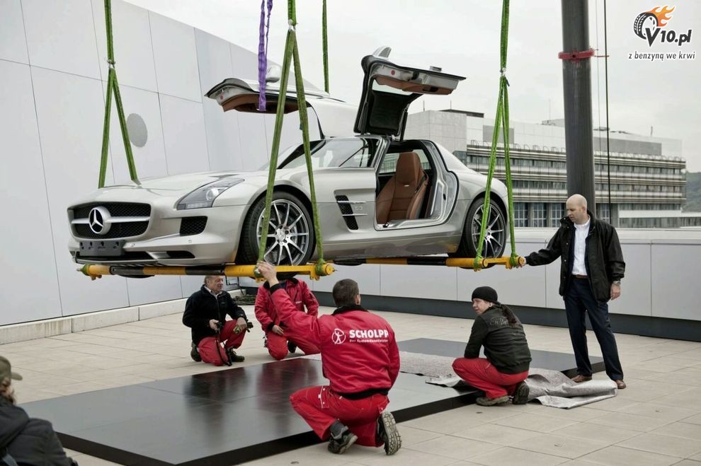 Mercedes SLS AMG Gullwing - nietypowy lot muzeum Stuttgard