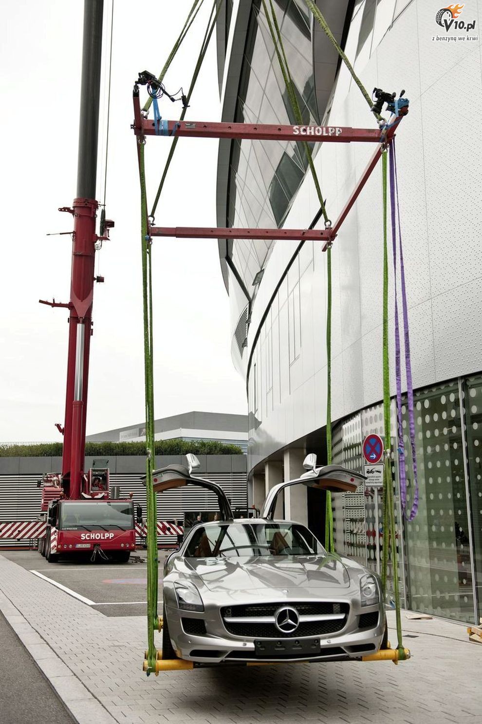 Mercedes SLS AMG Gullwing - nietypowy lot muzeum Stuttgard