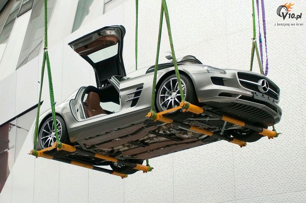 Mercedes SLS AMG Gullwing - nietypowy lot muzeum Stuttgard