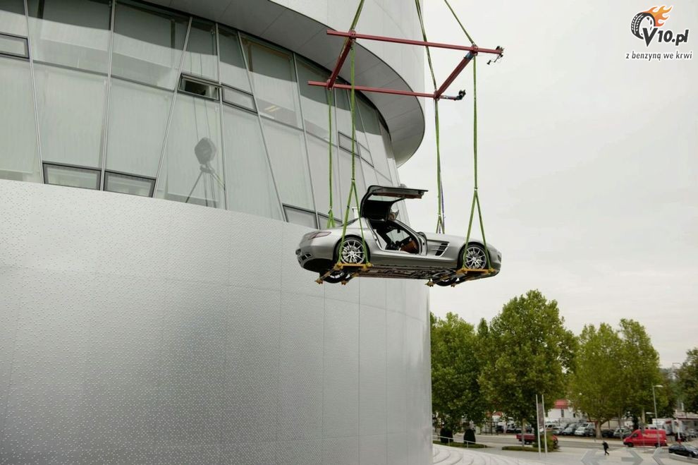 Mercedes SLS AMG Gullwing - nietypowy lot muzeum Stuttgard