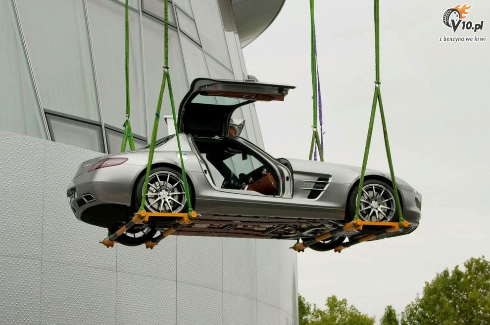 Mercedes SLS AMG Gullwing - nietypowy lot muzeum Stuttgard