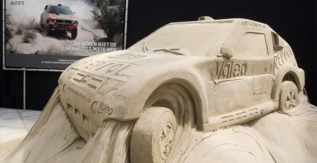Mitsubishi Pajero wyrzebione w piasku