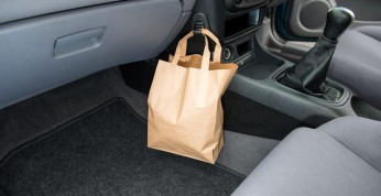 Nissan świętuje 20-lecie... haczyka na torebkę