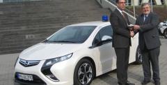 Opel Ampera przekazany hamburskiej policji przez firm dealersk Dello