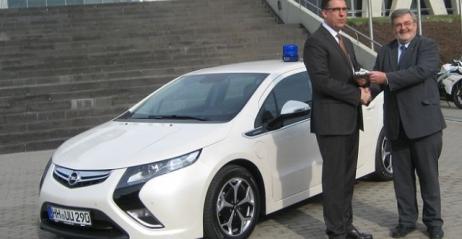 Opel Ampera przekazany hamburskiej policji przez firmę dealerską Dello