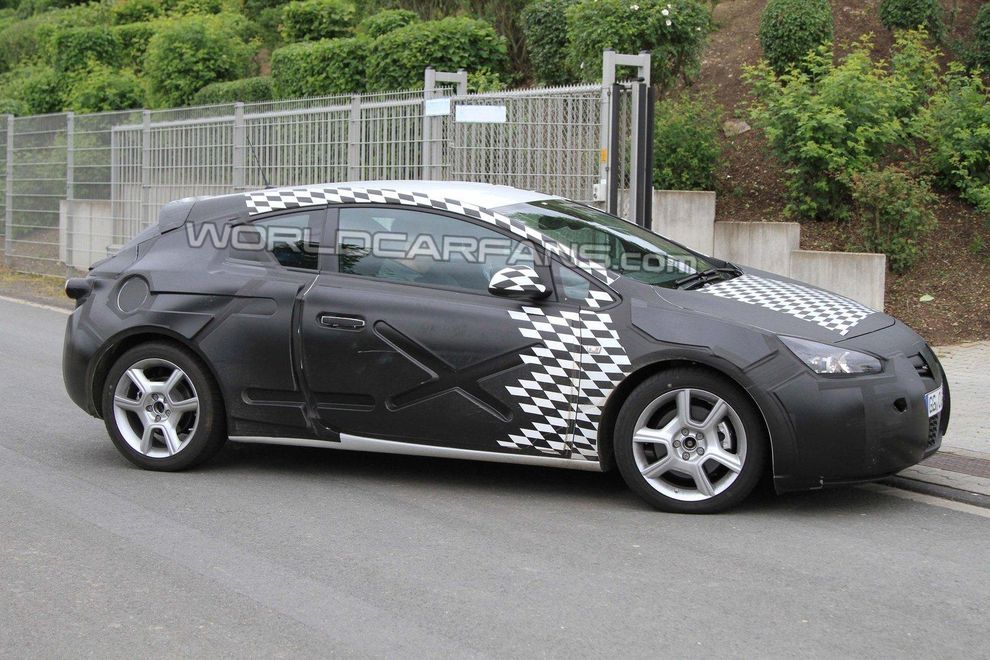 Nowy Opel Astra IV GTC 2011 - zdjcie szpiegowskie
