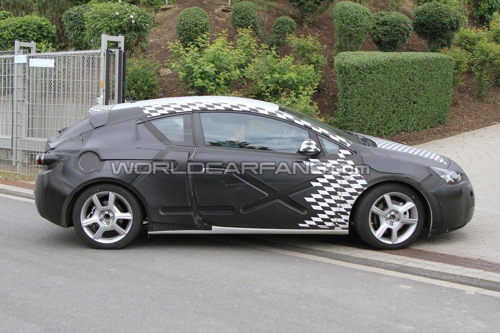 Nowy Opel Astra IV GTC 2011 - zdjcie szpiegowskie