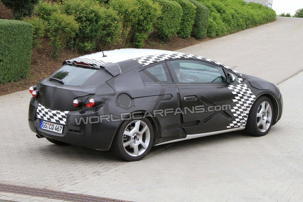 Nowy Opel Astra IV GTC 2011 - zdjcie szpiegowskie