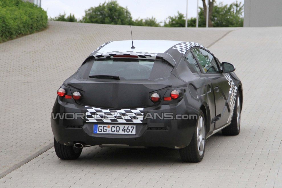 Nowy Opel Astra IV GTC 2011 - zdjcie szpiegowskie