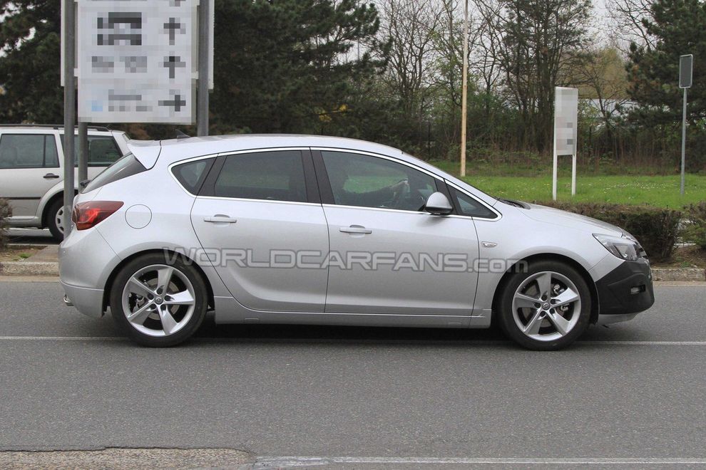 Nowy Opel Astra GSI - zdjcie szpiegowskie