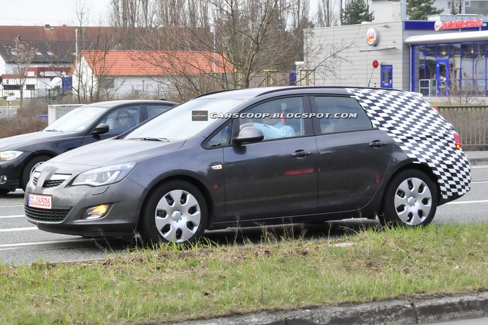 Nowy Opel Astra IV 2010 kombi - zdjcie szpiegowskie