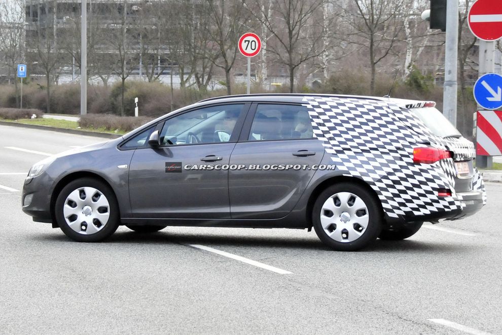 Nowy Opel Astra IV 2010 kombi - zdjcie szpiegowskie