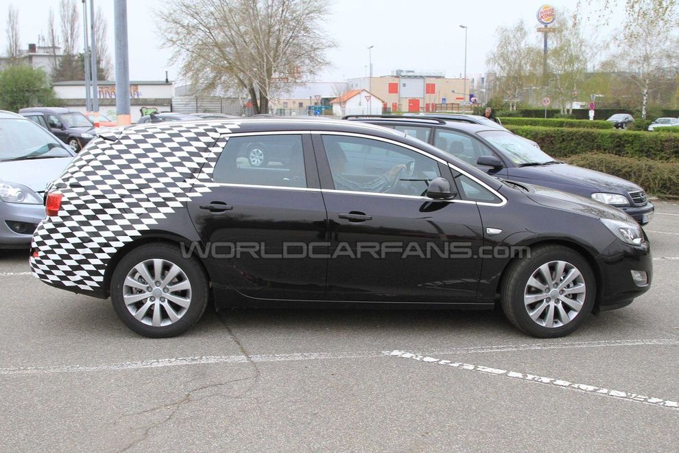 Nowy Opel Astra Sports Tourer 2010 - zdjcie szpiegowskie