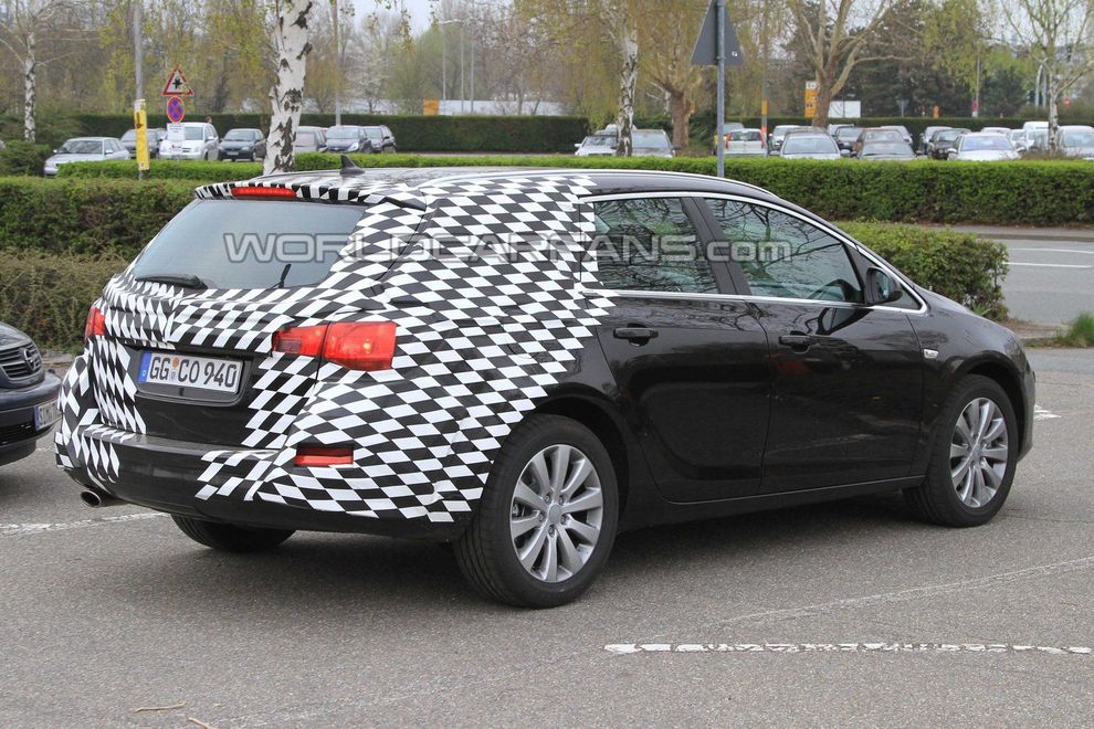 Nowy Opel Astra Sports Tourer 2010 - zdjcie szpiegowskie