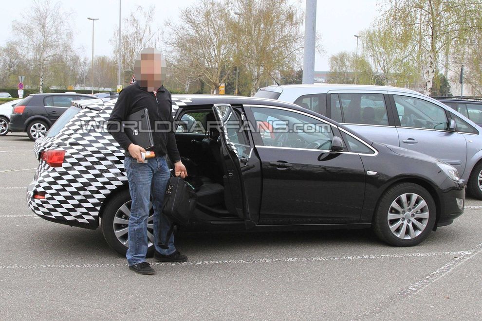 Nowy Opel Astra IV Sports Tourer - zdjcie szpiegowskie