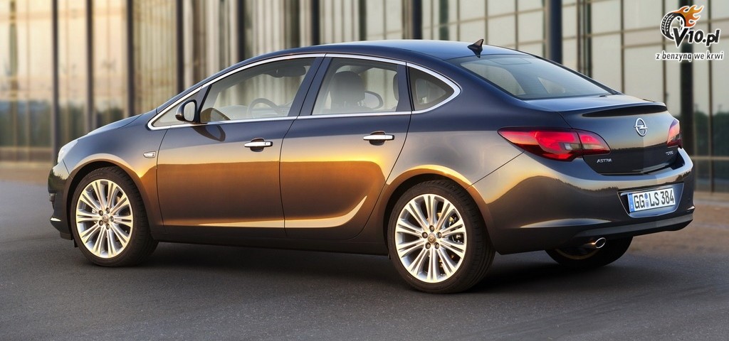 opel_astra_sedan_2013__4.jpg