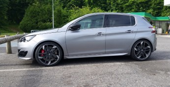 Peugeot 308 GTi sfotografowany bez kamuflażu