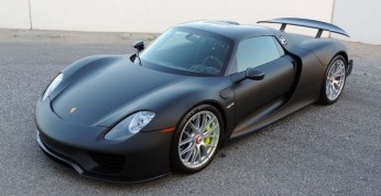 Porsche 918 Spyder Weissach pozbawione lakieru zostało wystawione...