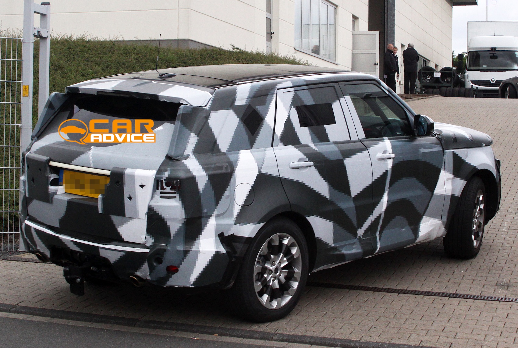 Zakamuflowany Range Rover Sport