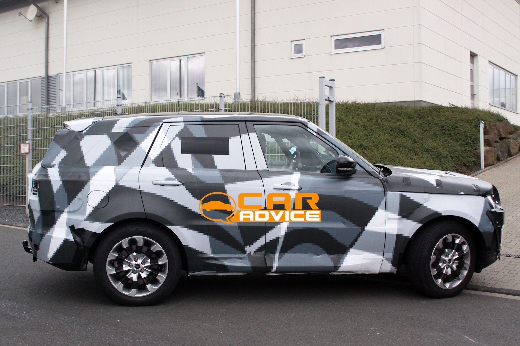 Zakamuflowany Range Rover Sport