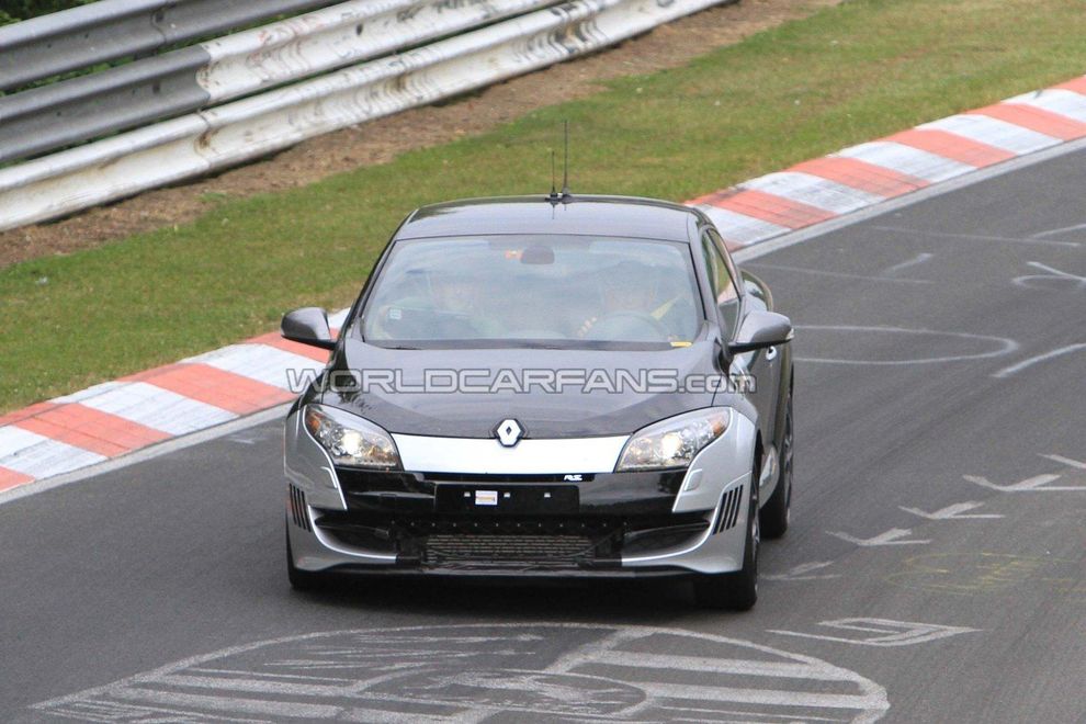 Nowe Renault Megane RS Special Edition - zdjcie szpiegowskie