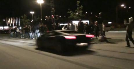 Przeskakuje nad Lamborghini