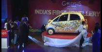 Tata Nano pokryta zotem