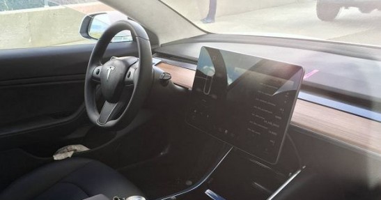 Tesla Model 3 wnętrze