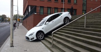 Tesla Model S w nietypowym wypadku