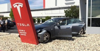 Tesla Model S została rozbita w kilka minut po zakupie