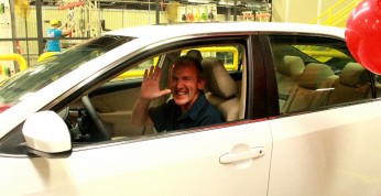 Toyota nagrodziła wieloletniego pracownika fabrycznie nową Camry