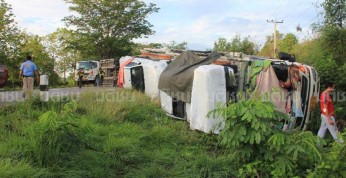 Ciężarówka wioząca nowe Toyoty Hilux rozbiła się w Tajlandii