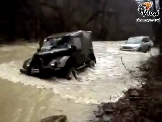 GAZ-69 wspomaga Toyot Land Cruiser