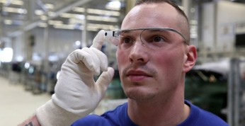 Pracownicy fabryki Volkswagena pracują z okularami 3D