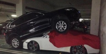 Volkswagen Touareg zgniótł Porsche 911 - kierowca pomylił pedały