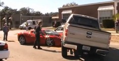 Ford F-150 parkuje na masce Ferrari 458 Italia