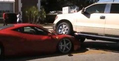 Ford F-150 parkuje na masce Ferrari 458 Italia