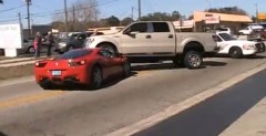 Ford F-150 parkuje na masce Ferrari 458 Italia
