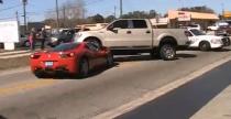 Ford F-150 parkuje na masce Ferrari 458 Italia