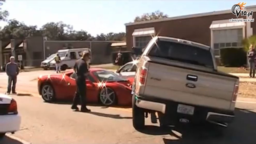 Ford F-150 parkuje na masce Ferrari 458 Italia