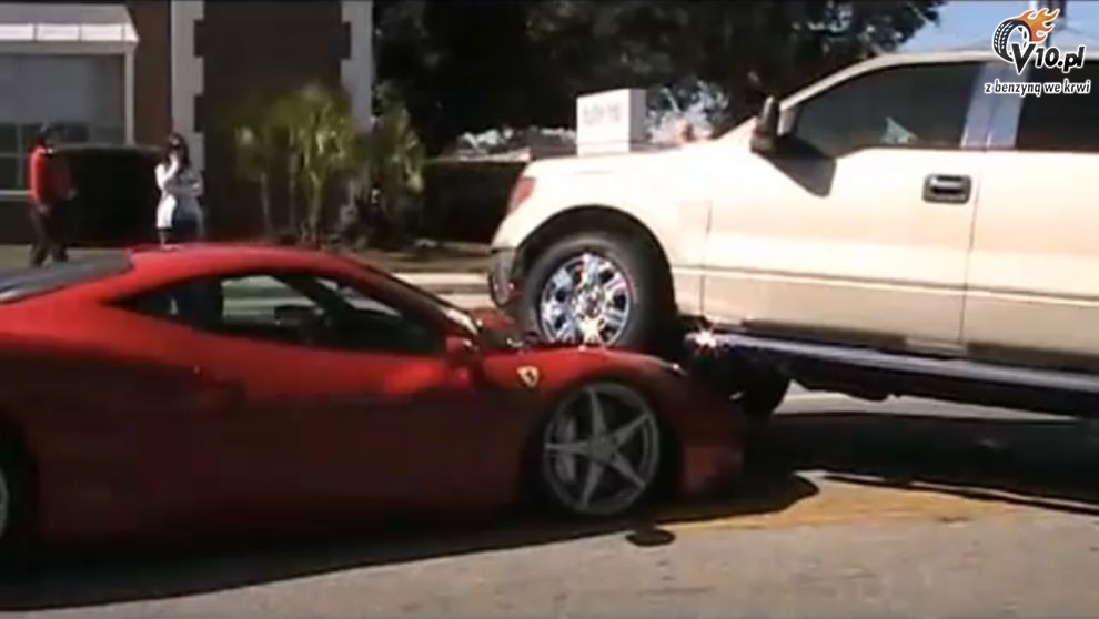 Ford F-150 parkuje na masce Ferrari 458 Italia