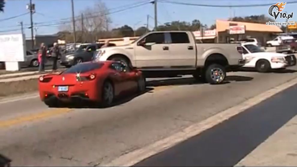 Ford F-150 parkuje na masce Ferrari 458 Italia
