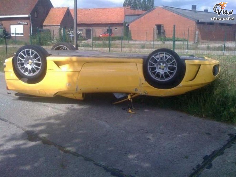 Ferrari F430 Spyder w nienaturalnej pozycji