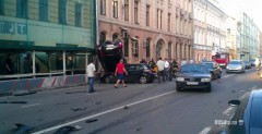 Nissan GT-R taranje zaparkowane auta