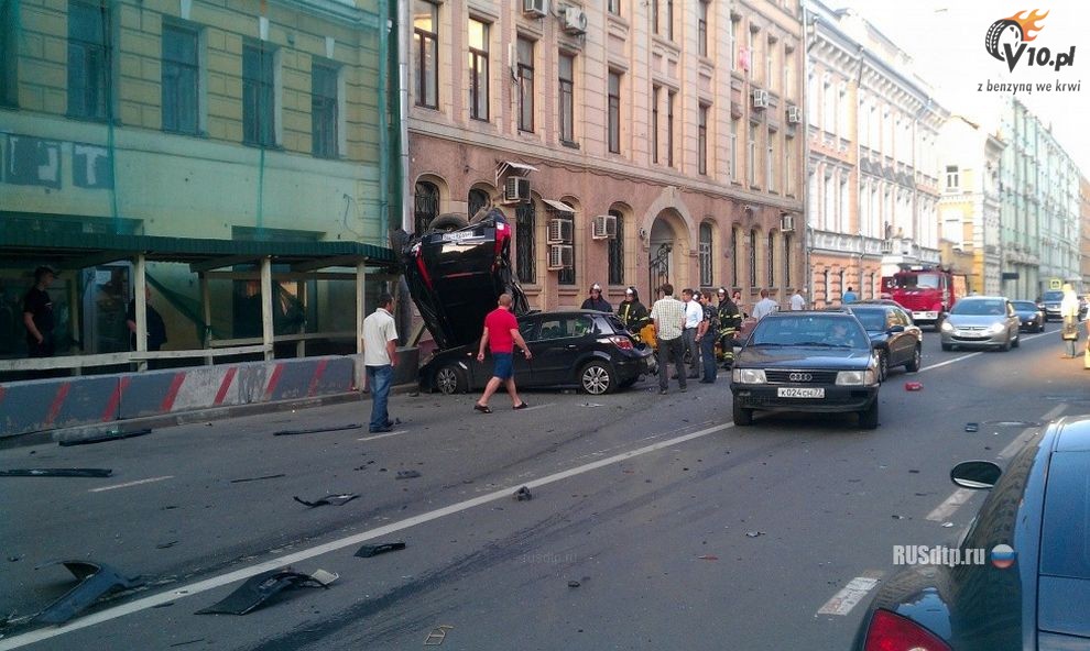 Nissan GT-R taranje zaparkowane auta