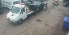 Samochd spada z lawety