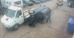 Samochd spada z lawety