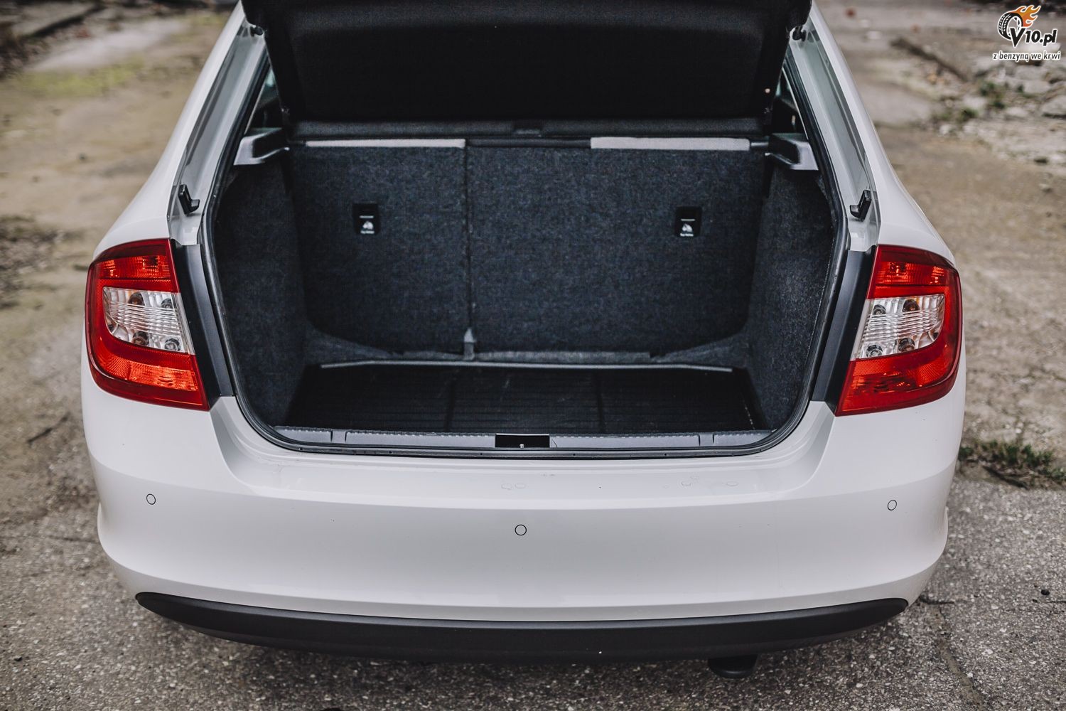 Skoda Rapid vs Citroen C-Elysee - test